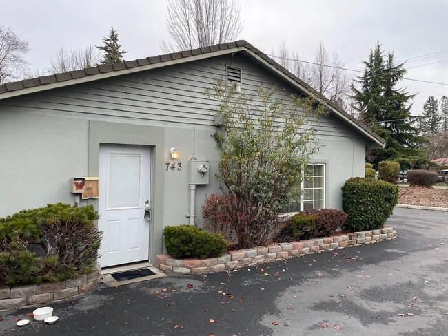 743 Diamond St in Medford, OR - Building Photo - Building Photo