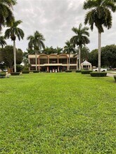9300 Fontainebleau Blvd in Miami, FL - Foto de edificio - Building Photo