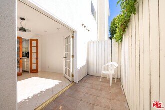 13030 Valleyheart Dr in Los Angeles, CA - Building Photo - Building Photo