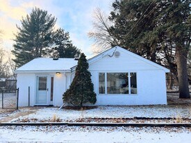 1670 Stillwater St in White Bear Township, MN - Building Photo