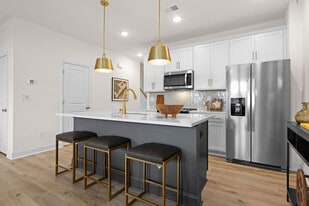 Oak Lake Townhomes in Charlotte, NC - Building Photo