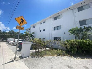 13700 NE 6th Ave in North Miami, FL - Foto de edificio - Building Photo