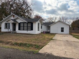 277 Trail St in Deport, TX - Building Photo