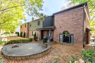 1921 Charlotte Dr in Charlotte, NC - Foto de edificio - Building Photo
