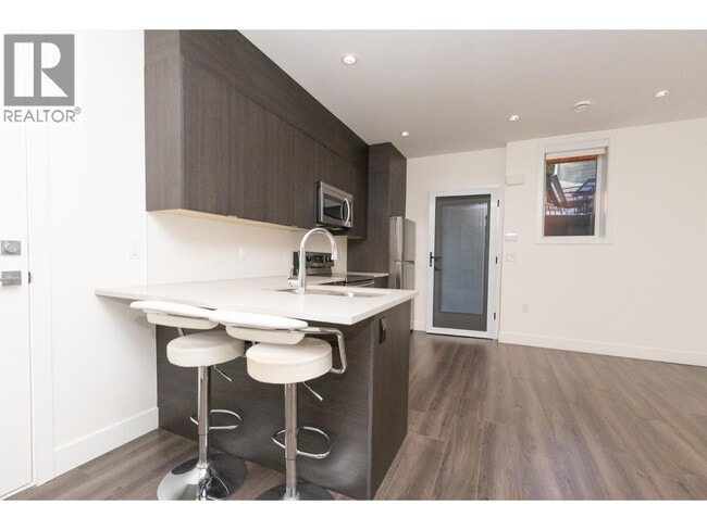 7230 Kitchener St in Burnaby, BC - Building Photo - Building Photo