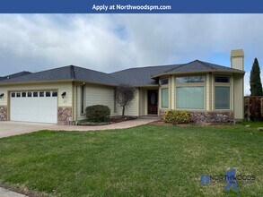 3239 Ford Dr in Medford, OR - Foto de edificio - Building Photo