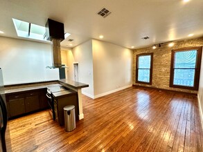 319 S Flores St in San Antonio, TX - Building Photo - Building Photo