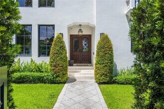 5728 Pine Tree Dr in Miami Beach, FL - Building Photo - Building Photo