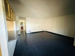 5462 Adobe Falls Rd in San Diego, CA - Building Photo - Building Photo