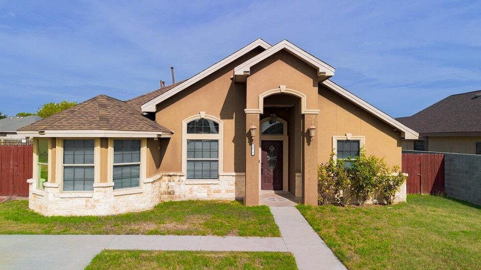 2677 Fox Cove Drive in Eagle Pass, TX - Building Photo