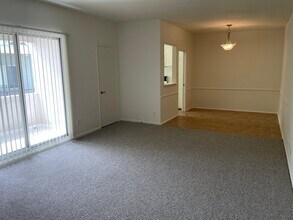 1122 S Clark Dr, Unit 6 in Los Angeles, CA - Foto de edificio - Building Photo