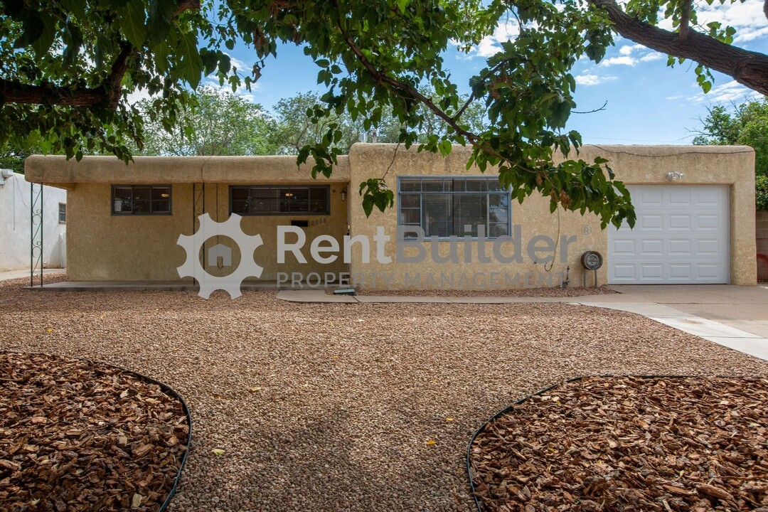 2008 Martha St NE in Albuquerque, NM - Foto de edificio