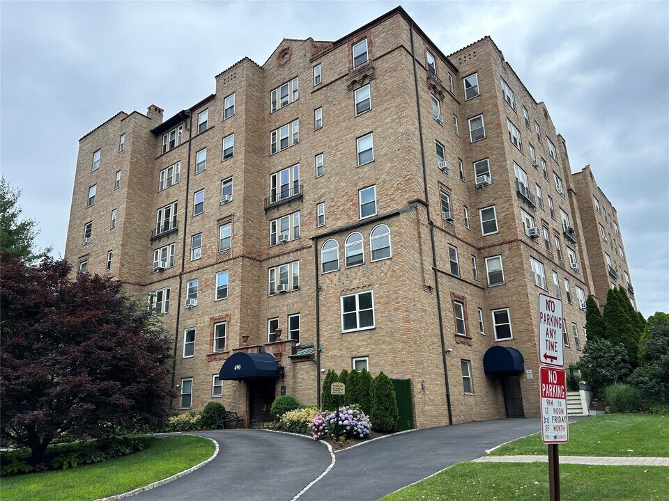 490 Bleeker Ave in Mamaroneck, NY - Building Photo