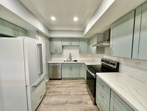 4900 Rosehedge Dr in La Mesa, CA - Foto de edificio - Building Photo