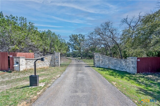 2301 S Old Stagecoach Rd in Kyle, TX - Foto de edificio - Building Photo