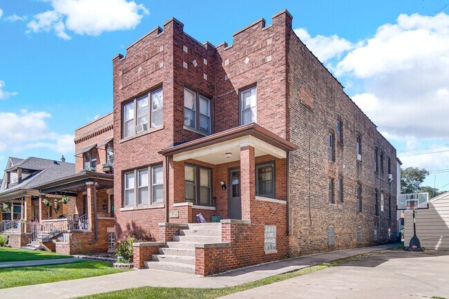 1706 Cleveland
