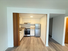 908 Cook St in Victoria, BC - Building Photo