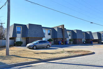 Nichols Hills Townhomes in Oklahoma City, OK - Building Photo - Building Photo