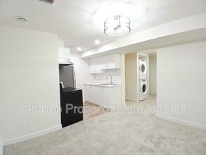 5112 Kinney Pl SW in Edmonton, AB - Building Photo - Building Photo