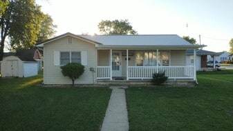 303 W Wernsing Ave in Effingham, IL - Building Photo