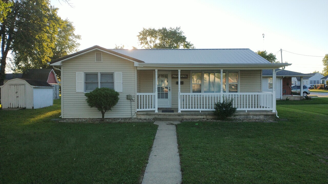 303 W Wernsing Ave in Effingham, IL - Building Photo