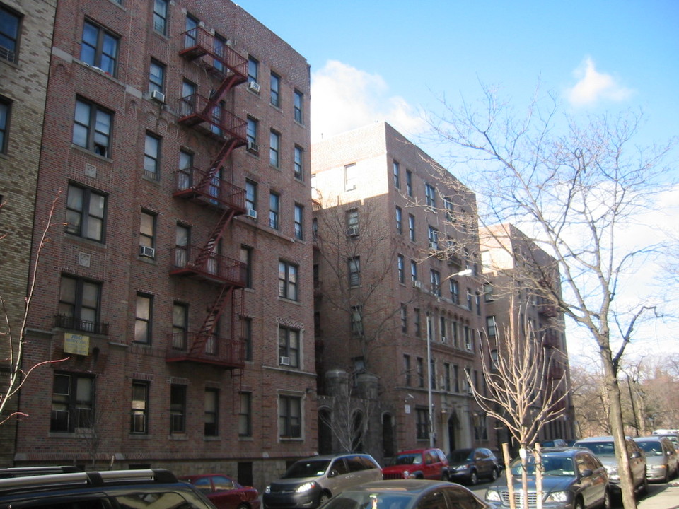 782 Pelham Parkway S in Bronx, NY - Foto de edificio