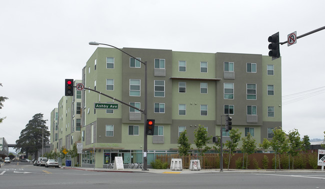 Ashby Lofts Apartments in Berkeley, CA - Foto de edificio - Building Photo