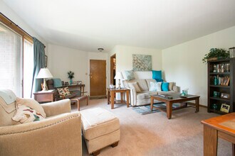 Rose Mall Apartments in Roseville, MN - Foto de edificio - Building Photo