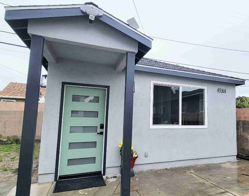 4944 Bellflower Blvd in Lakewood, CA - Building Photo