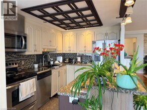 405 Erb St. W in Waterloo, ON - Building Photo - Building Photo