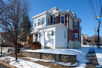 2 Eastern in Rutherford, NJ - Foto de edificio - Building Photo