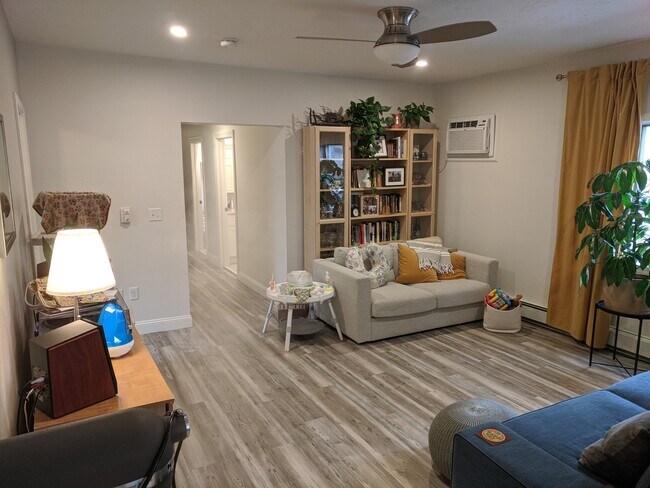 11 Nichols Ave, Unit #1 in Watertown, MA - Foto de edificio - Building Photo