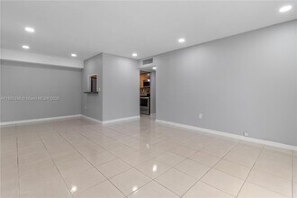 7953 SW 104th St in Miami, FL - Building Photo - Building Photo