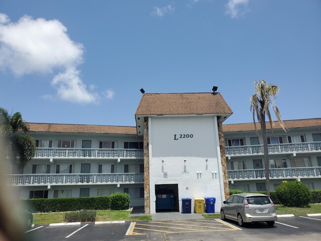 2200 Springdale Blvd in Palm Springs, FL - Foto de edificio - Building Photo