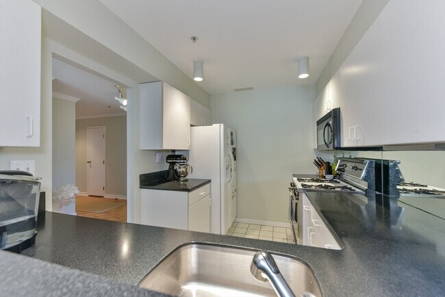4 Canal Park, Unit 405R in Cambridge, MA - Building Photo - Building Photo