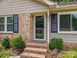 325 Clearbrook Rd in Matthews, NC - Building Photo - Building Photo