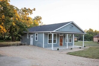 704 Walnut St in Honey Grove, TX - Building Photo - Building Photo