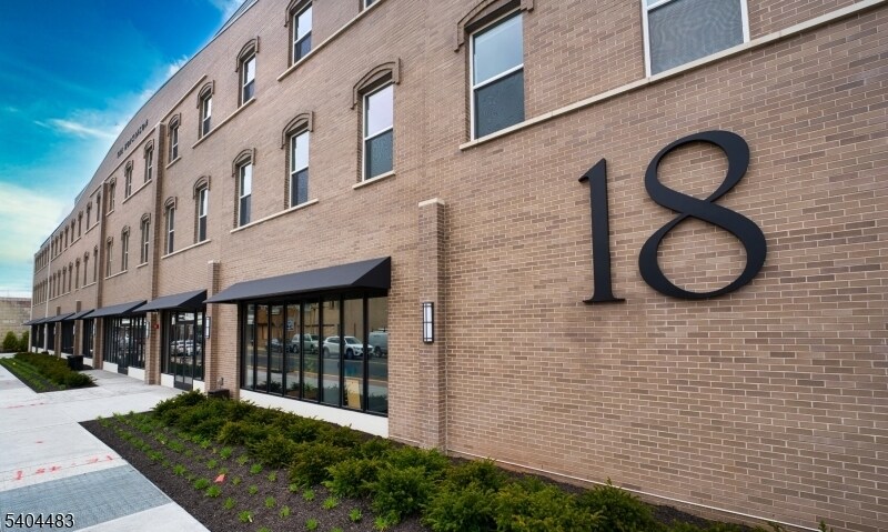 18 W Main St in Bound Brook, NJ - Foto de edificio