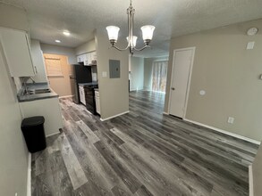 2010 Estrada Pkwy in Irving, TX - Foto de edificio - Building Photo