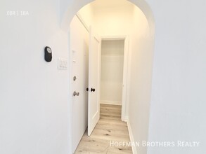 2362 W Washington Blvd, Unit 201 in Los Angeles, CA - Foto de edificio - Building Photo