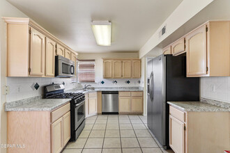 5453 Colin Powell Ave in El Paso, TX - Building Photo - Building Photo