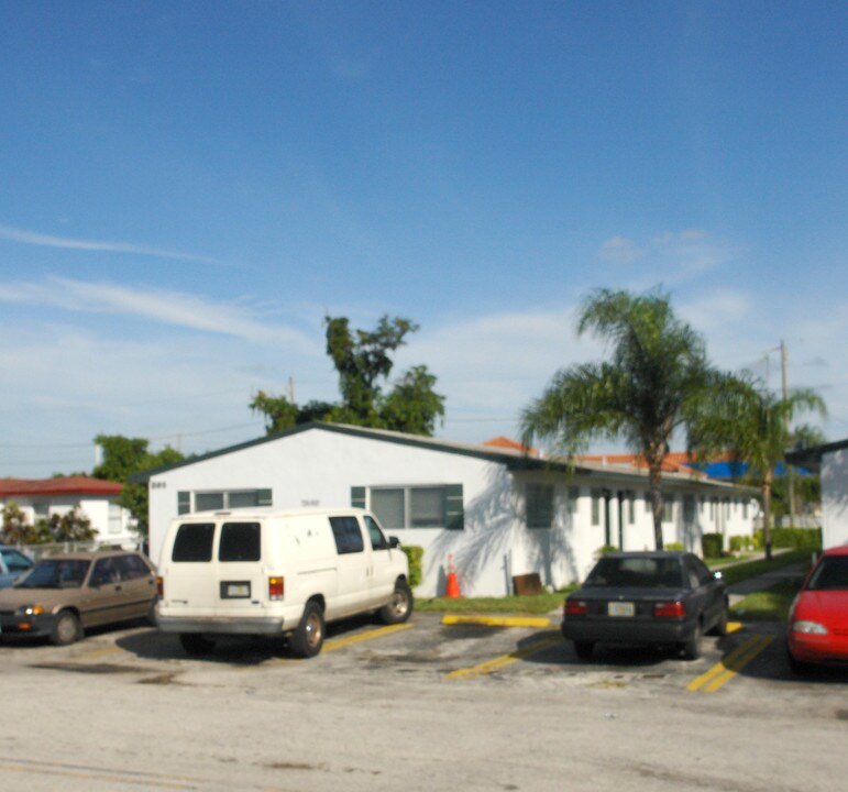 801-804 NW 10th St in Hallandale Beach, FL - Building Photo