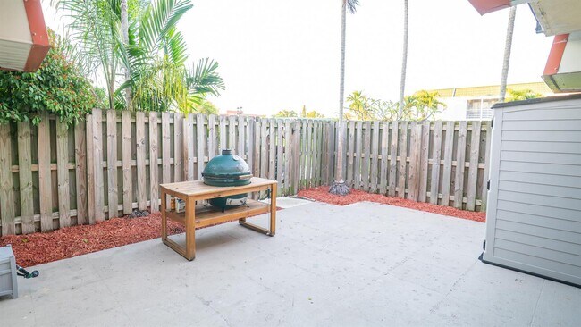 3211 Gardens East Dr in Palm Beach Gardens, FL - Building Photo - Building Photo
