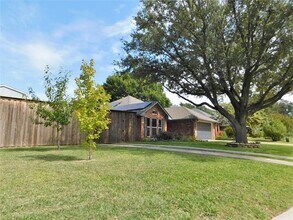 2001 Oak Tree Dr in Denton, TX - Building Photo - Building Photo
