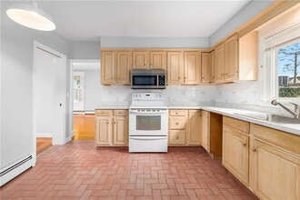 1561 Cranston St in Cranston, RI - Building Photo - Building Photo