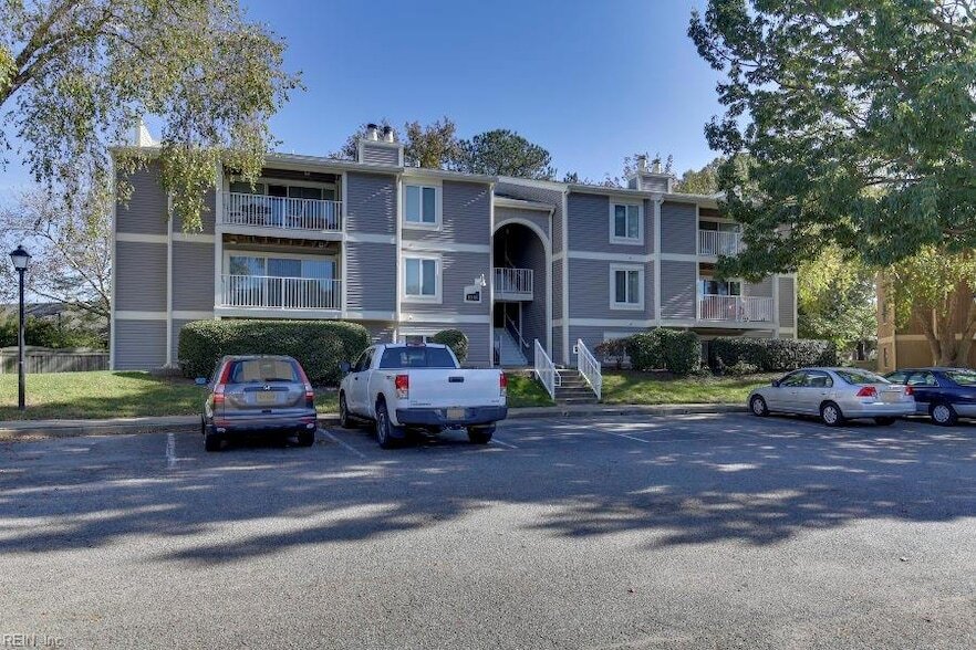 1016 Autumn Woods Ln, Unit 111 in Virginia Beach, VA - Building Photo