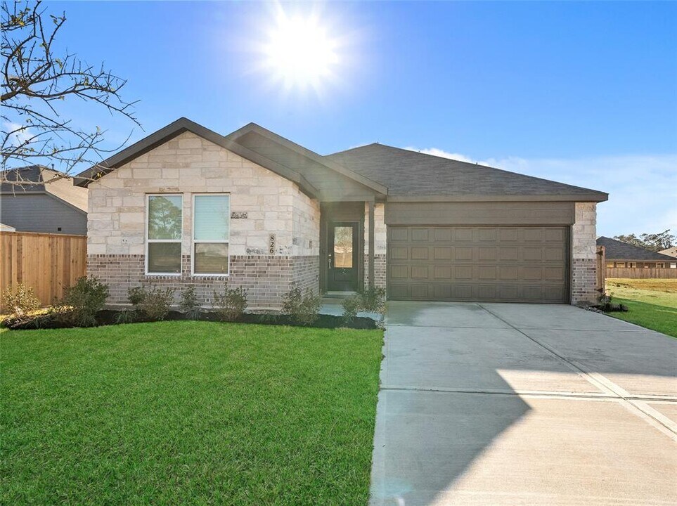 826 Ridgewood Clfs Ct in Willis, TX - Building Photo