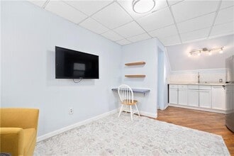 4 Rego Rd in Middletown, RI - Foto de edificio - Building Photo