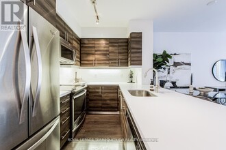 525-525 Adelaide St W in Toronto, ON - Building Photo - Building Photo