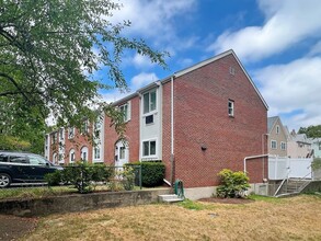 48 Floral St in Newton, MA - Foto de edificio - Building Photo